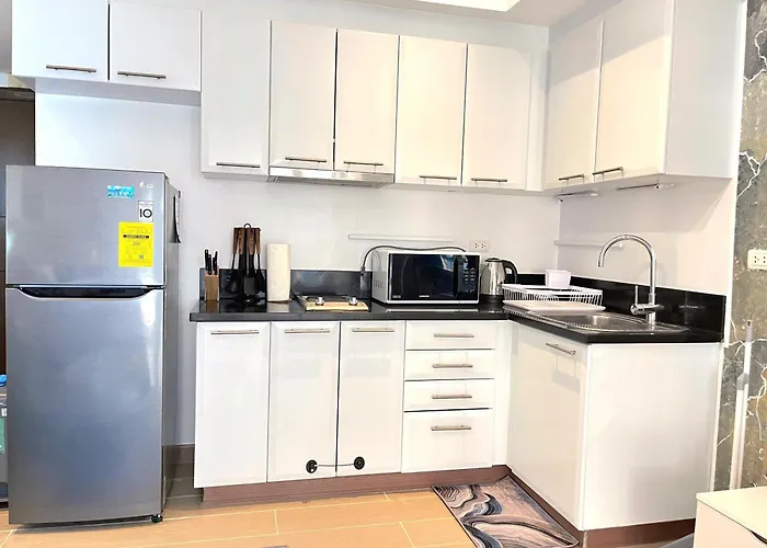 Free Welcome Breakfast, Bgc 1br, 300mbps Fiber, Steps To Mitsukoshi & Uptown, 16k Manila